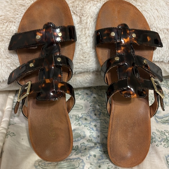 Vionic 2 inch wedge backless sandal size 7 tortoise colored with gold hardwear. - Picture 4 of 6